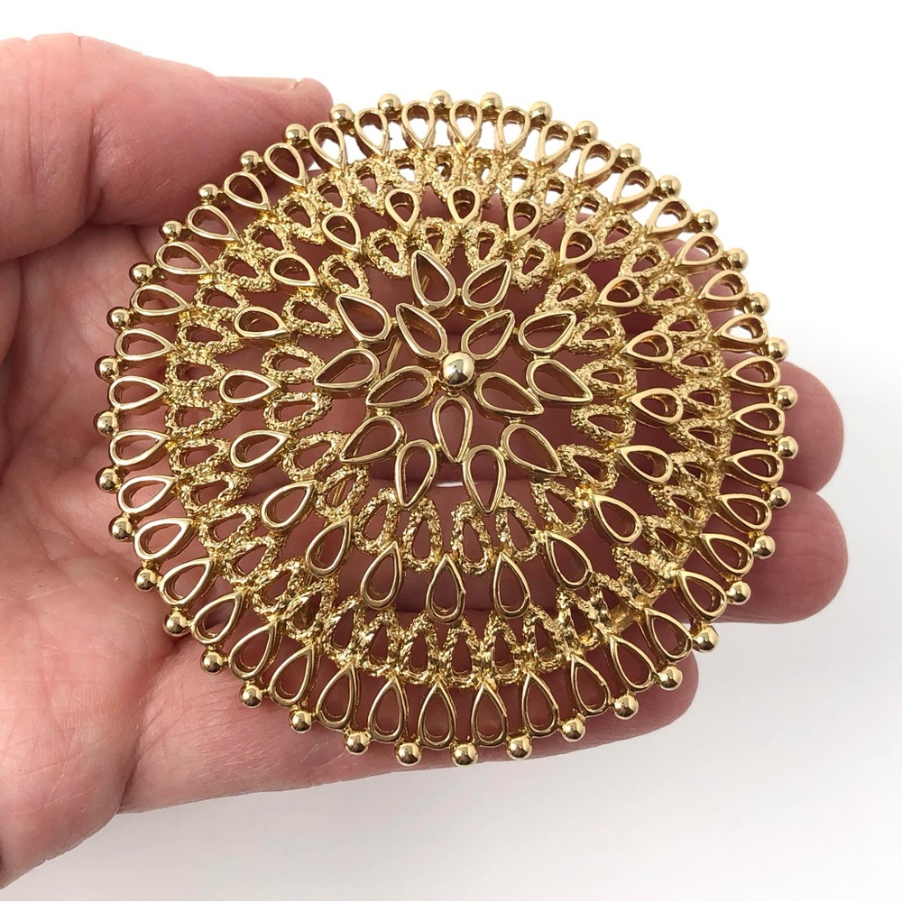 Sarah Coventry large domed gold tone atomic filigree brooch